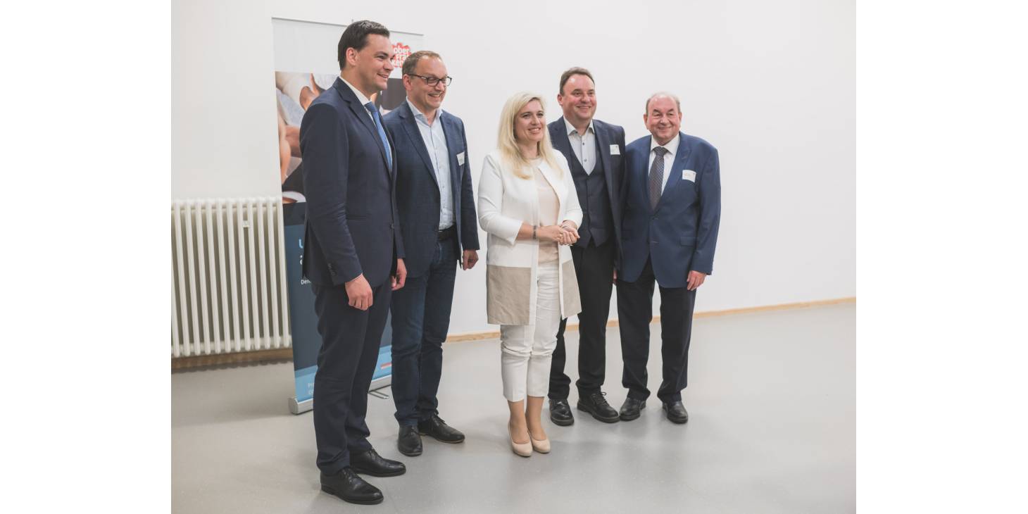 Sebastian Gruber, Landrat Landkreis Freyung-Grafenau; Frank Herzog, Geschäftsführer Concept Laser, Lichtenfels; Melanie Huml MdL, Vorsitzende Oberfranken Offensiv e.V.; Michael, Pöhnlein, Erster Bürgermeister Markt Nordhalben; Rudolf Glas, Erster Bürgermeister Gemeinde Neusitz (v.l.n.r.)