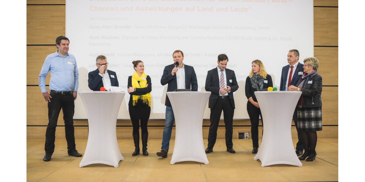 Talkrunde (v.l.n.r.): Lars Holocher, Head of Human Resources, Gerresheimer Tettau GmbH, Tettau, Hans-Peter Brendel, Geschäftsführer Bergwerk Werbeagentur GmbH, Kupferberg, Ruth Haußner, Manager of Global Marketing and Communications HEINZ-GLAS GmbH & Co.KGaA, Kleintettau, Frank Ebert, Geschäftsführer Oberfranken Offensiv e.V., Christian Stöckert, Geschäftsführer, Optik Stöckert GmbH, Kronach, Anja Herold, Human Resources, ait-deutschland, Kasendorf, Ingbert Löffler, Leitung Personal, Wiegand-Glas Unternehmensgruppe, Steinbach a. Wald und Gabriele Weber, Erste Bürgermeisterin, Arnikastadt Teuschnitz