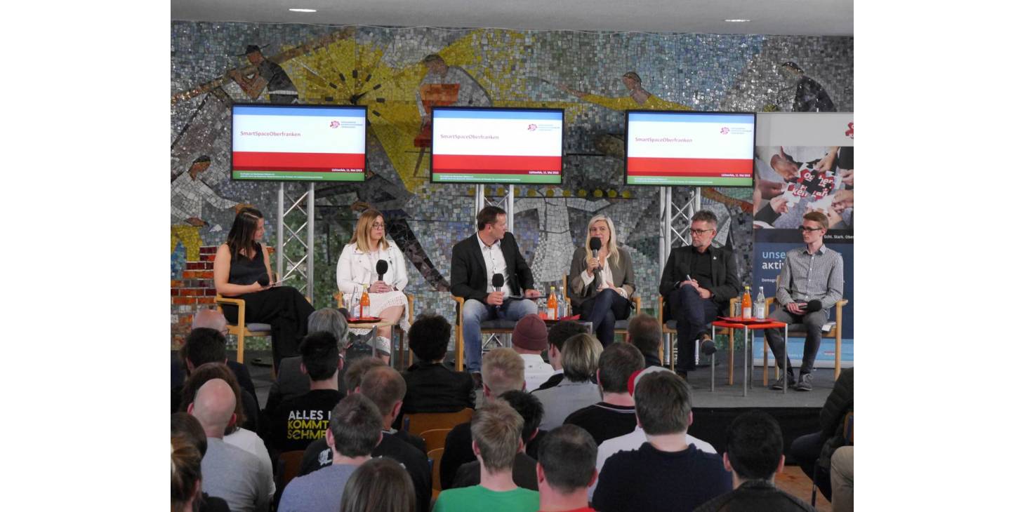 Podiumsdiskussion mit Danica Großer, Moderatorin Radio Galaxy Oberfranken, Debora Fikentscher, Bloggerin aus Hof, Frank Ebert, Geschäftsführer Oberfranken Offensiv e.V.,  Staatsministerin Melanie Huml MdL, Jürgen Ziegler, Geschäftsführer Kreisjugendring Kulmbach, Kacper Mierzejewski, Bezirksschülersprecher der Realschulen in Oberfranken (v.l.n.r.)