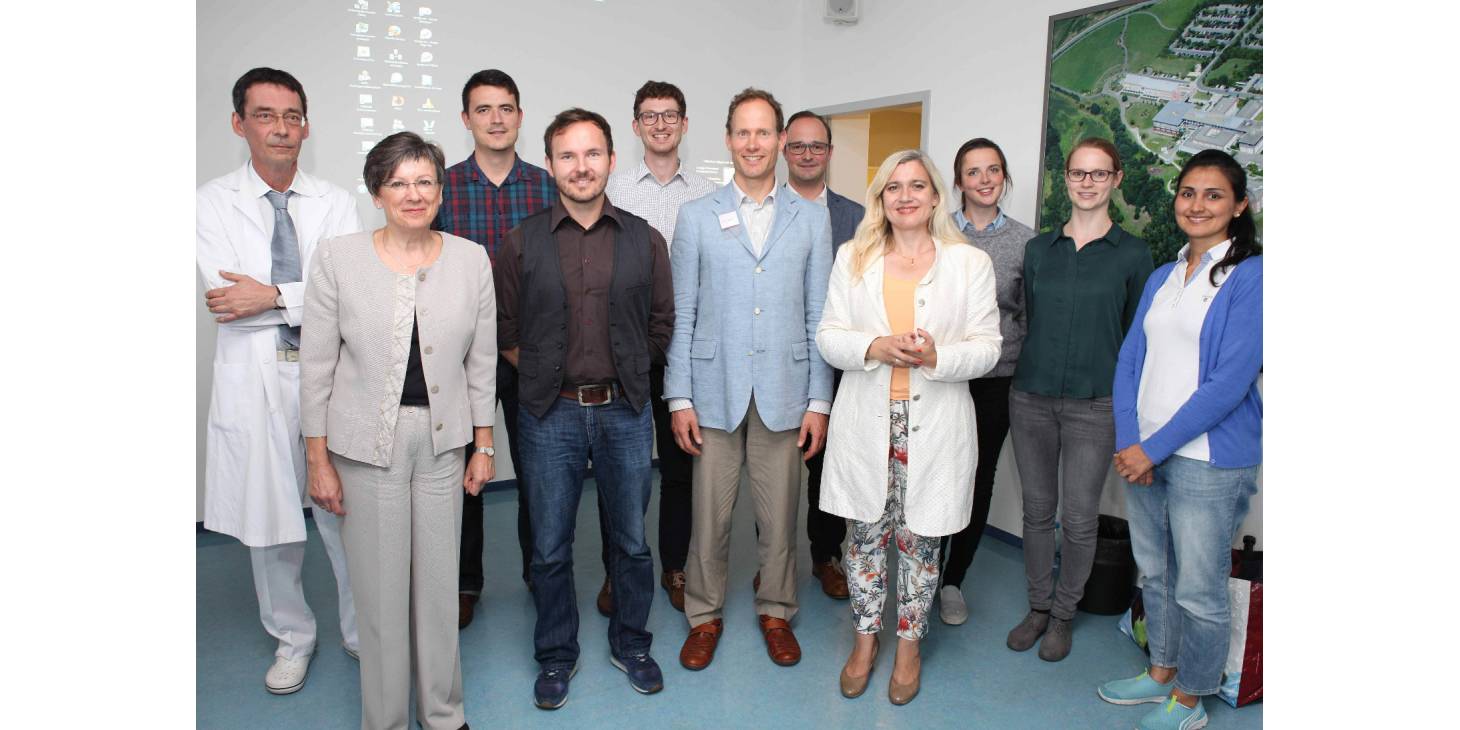Die beiden Vorsitzenden von Oberfranken Offensiv e.V., Regierungspräsidentin Heidrun Piwernetz (Zweite von links), Staatsministerin Melanie Huml (Vierte von rechts) und der Ärztliche Direktor des Klinikums Bayreuth, Prof. Dr. med Thomas Rupprecht (links), mit den Medizinstudenten.