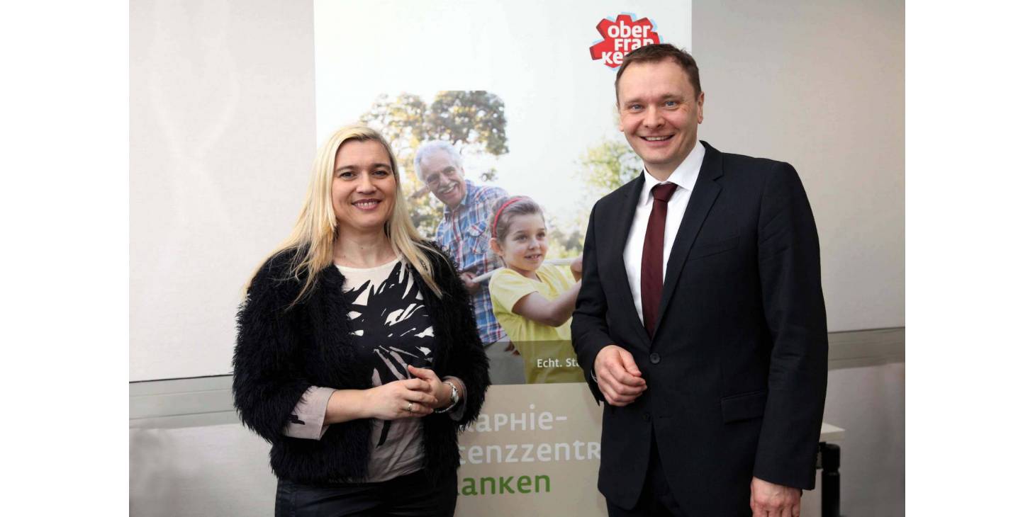 Staatsministerin Huml, MdL, und Frank Ebert, Geschäftsführer von Oberfranken Offensiv e.V. (Bildquelle: Oberfranken Offensiv e.V.)
